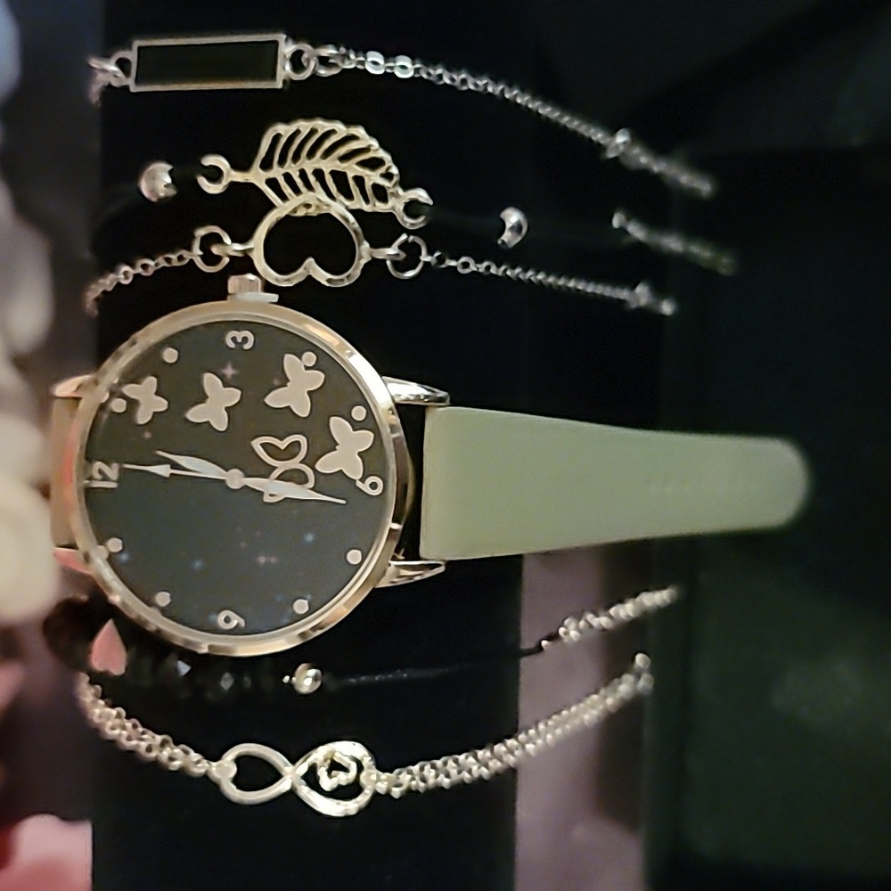 Brand New Fashionable Watch With Five Bracelets